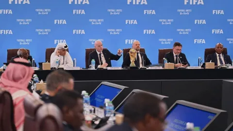 【激情57秒！罗杰斯再展神威，双响炮助维拉2-1逆袭曼联，绝杀时刻再现！】