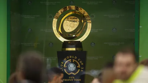 苏牙遭对手战术犯规倒地，梅西布斯克茨向裁判申诉牌证失败😧